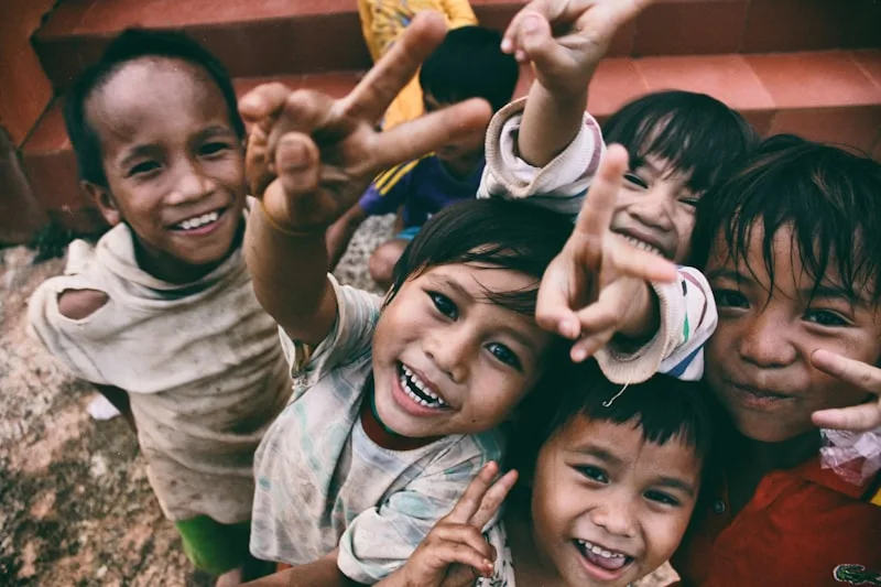 Enfants souriant représentant l'empowerment des bénéficiaires d'ONG